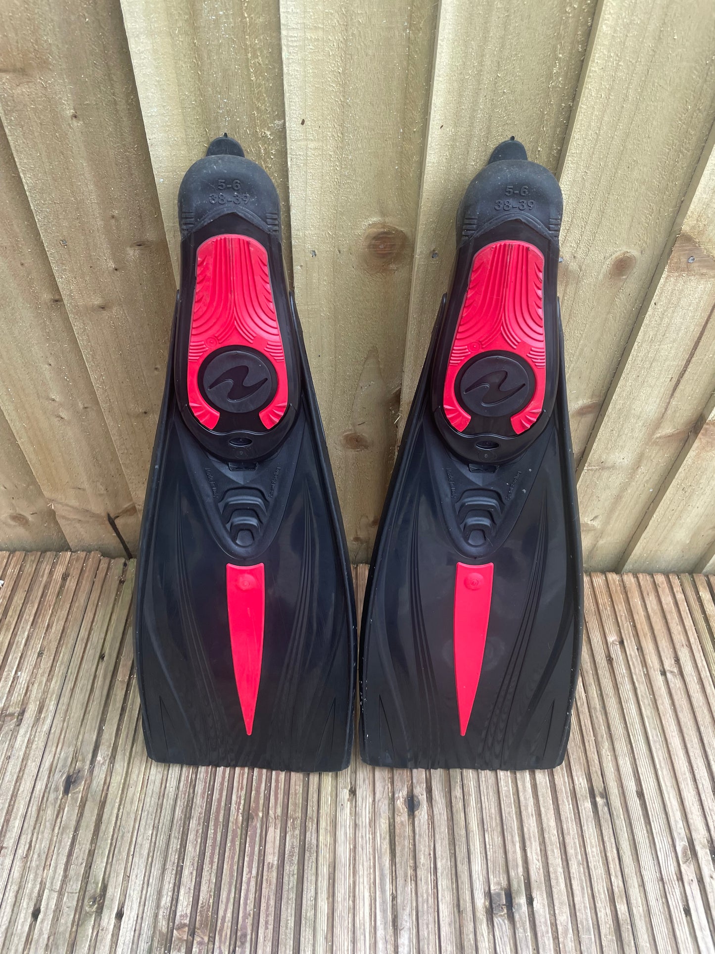 Aqualung Scuba Fins. Size 5-6 NOS